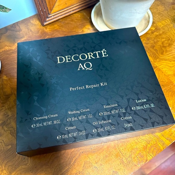 Decorté AQ Perfect Repair Kit - 7 products! - Picture 2 of 5